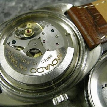 モバード・MOVADO アンティーク デイト付 オートマ センターセコンド 背面