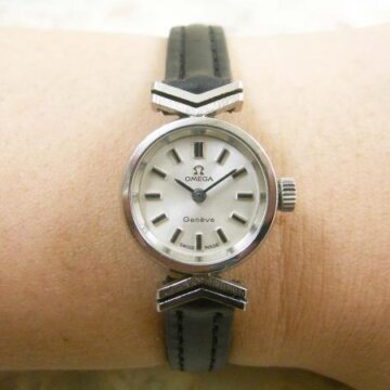 オメガ・OMEGA アンティーク 女性用 レディース 腕時計 稀少品 V形ラウンド 1970年式 背面
