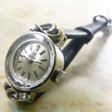 OMEGA オメガ 14KWG/14金無垢 ダイヤ レディースウォッチ アシンメトリー シルバーダイヤル カットガラス 正面全体