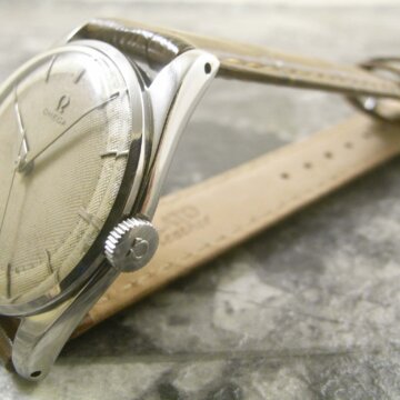OMEGA・オメガ ツートンダイヤル ノンデイト ドルフィンハンド 側面 リューズ