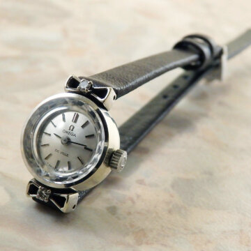 OMEGA オメガ 14KWG/14金無垢 ダイヤ レディースウォッチ シルバーダイヤル カットガラス 希少タイプ 正面全体