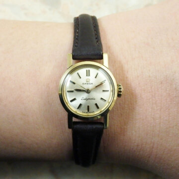 OMEGA Ladymatic アンティーク 腕時計 18KYG 金無垢 試着イメージ