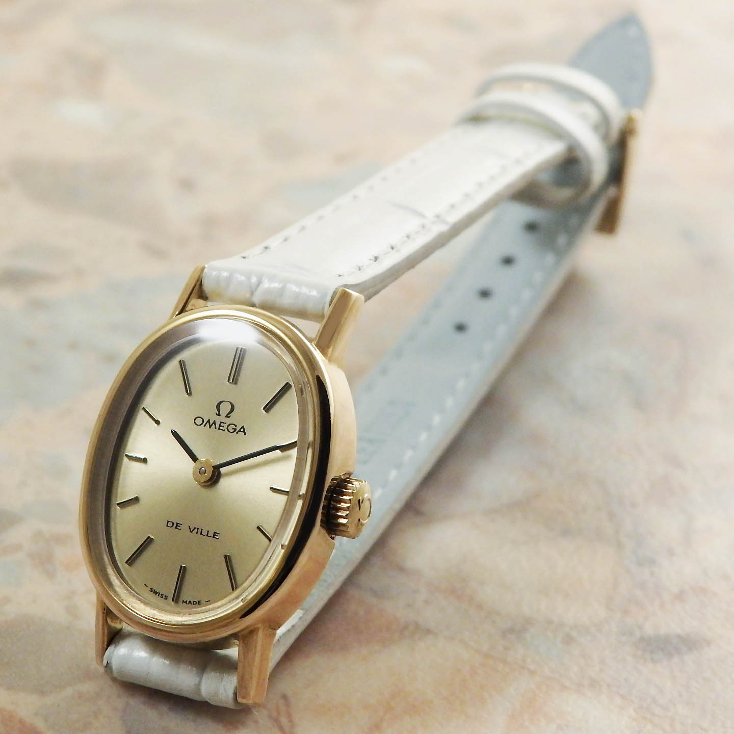 d*7様 OMEGA GENEVE オメガ レディース ビンテージ オーバル型 オメガ シャンパンゴールドダイヤル アンティーク レディース オーバル