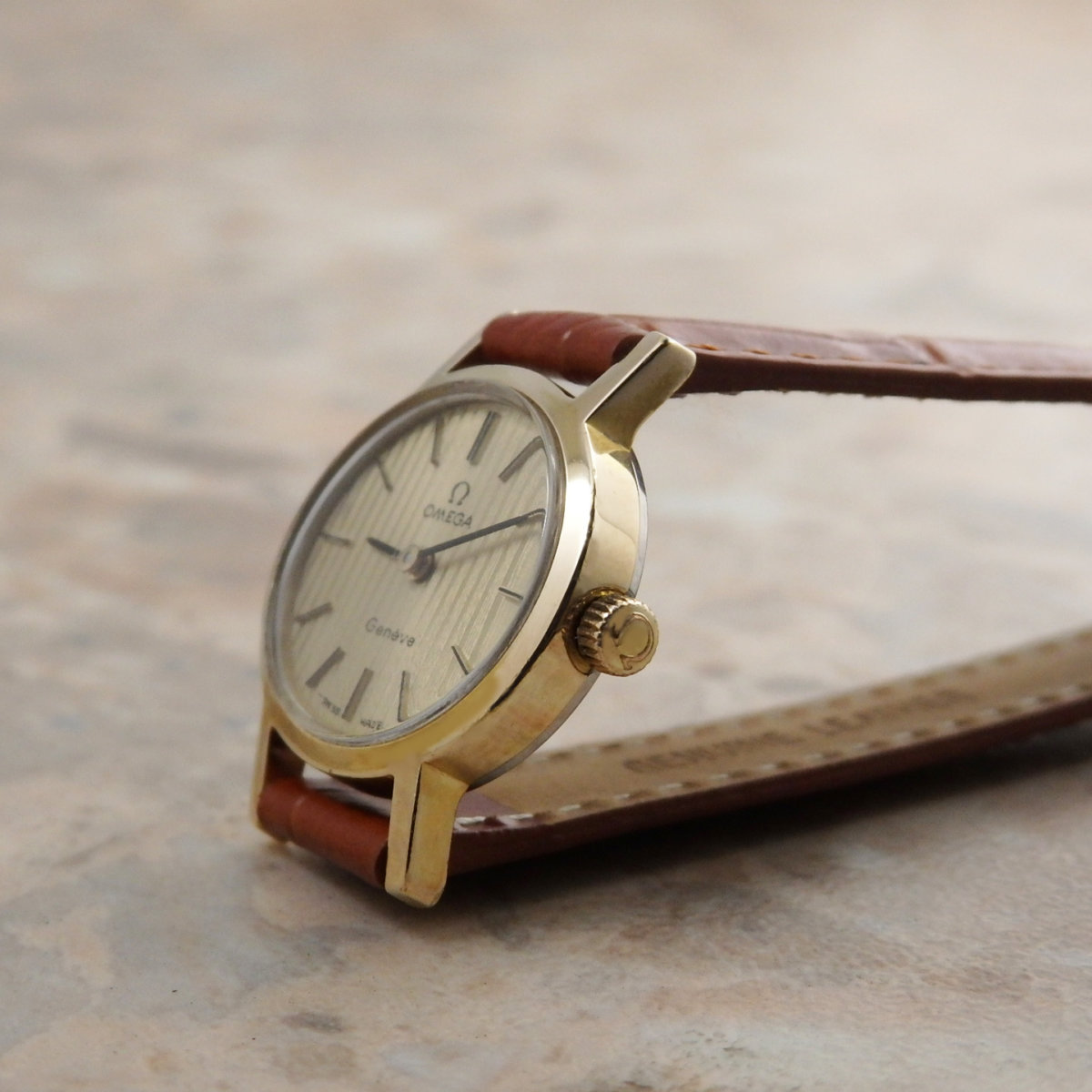 ジャンク品　レディース オーバルケース 時計 O2066.jpg