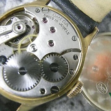 オメガ 金無垢フラットケース ブラックダイヤル 1940年代 スモセコ　アンティーク オメガ 側面 リューズ
