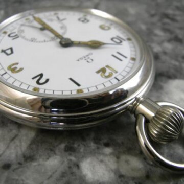 オメガ ミリタリー ブロードアロー 懐中時計 ポーセリンダイヤル 1940年代 美品 側面 リューズ