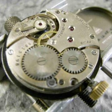 オメガ・OMEGA ブラックフェイス スモセコ バイメタルチラネジ付切りテンプ 背面