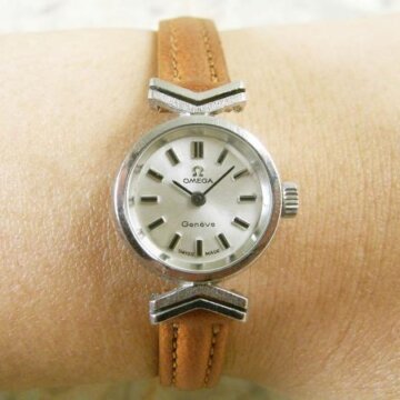オメガ アンティーク 女性用 レディース 腕時計 稀少品 V形ラウンド 1970年 背面