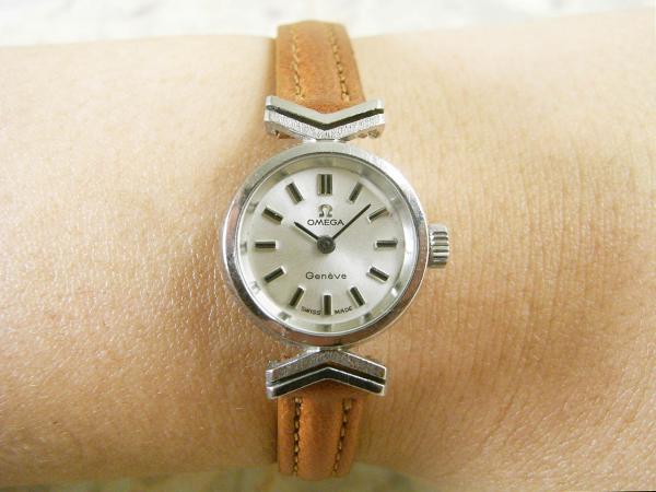 オメガ アンティーク 女性用 レディース 腕時計 稀少品 V形ラウンド 