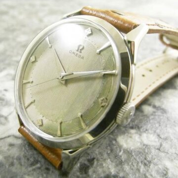 オメガ ラウンド 30mm キャリバー ユニーク 正面全体