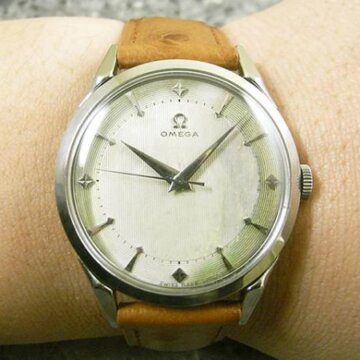 オメガ ラウンド 30mm キャリバー ユニーク 背面