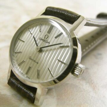 オメガ・OMEGA アンティークウォッチ 女性用 オーバル楕円ケース シルバー 正面全体