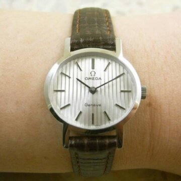 オメガ・OMEGA アンティークウォッチ 女性用 オーバル楕円ケース シルバー 背面