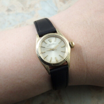 ROLEX レディース 金無垢 YG ヴィンテージ オイスターパーペチュアル ノンデイト 1962年 試着イメージ